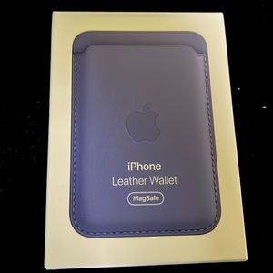 Apple iPhone leather wallet MagSafe